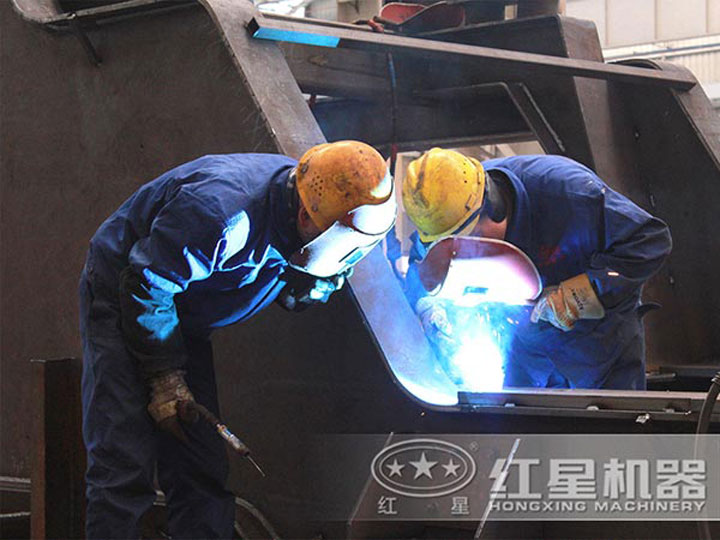 車間生產加工移動破碎機，每一臺設備都是匠心打造
