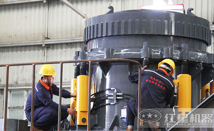 工作人員檢測圓錐破碎機，保障生產的設備都有高質量