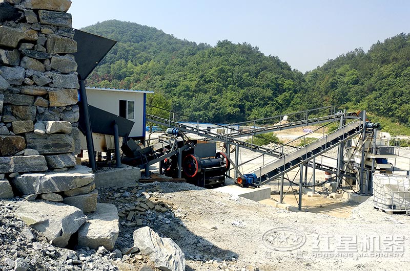 顎式細(xì)破碎機(jī)破碎現(xiàn)場，搭配制砂機(jī)使用